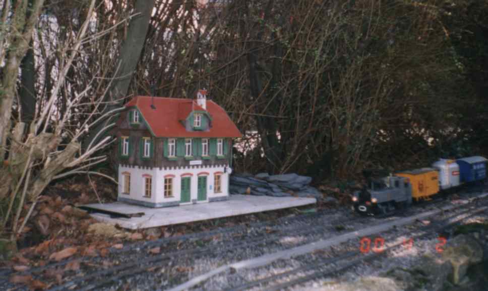 Bahnhof mit sich nherndem Gterzug